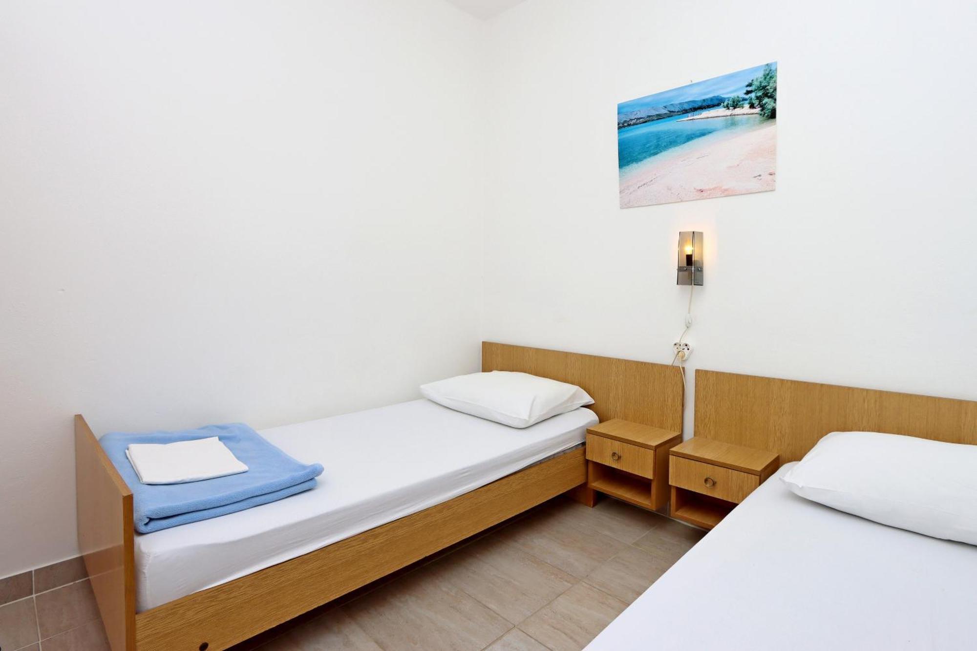 Apartments With A Parking Space Pag - 18345 باغ الغرفة الصورة