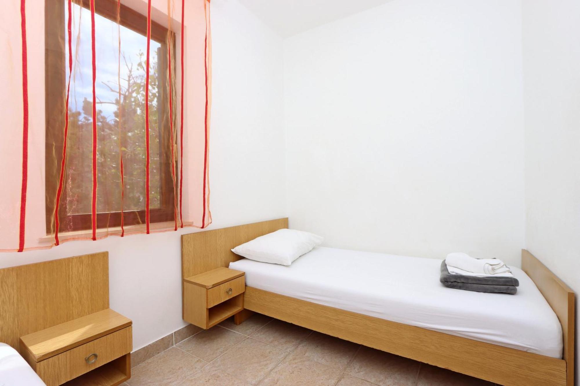 Apartments With A Parking Space Pag - 18345 باغ الغرفة الصورة